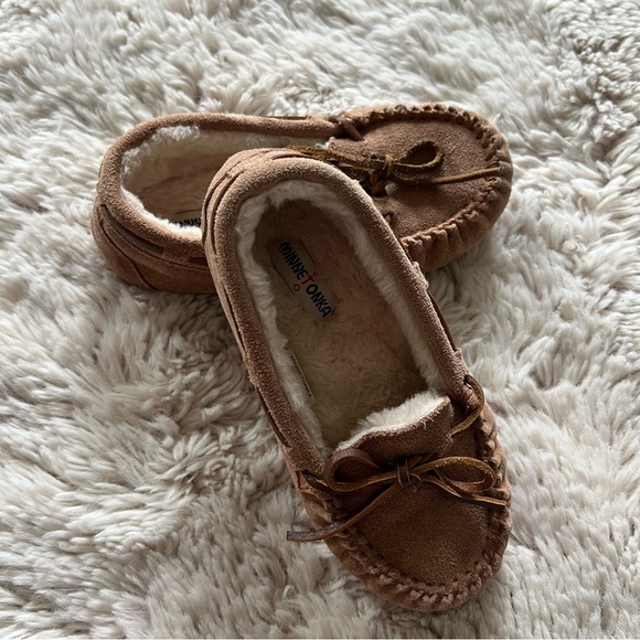 Youth Minnetonka Tan Moccasins w/ Leather Upper & Faux Fur Lining - Picture 1 of 12